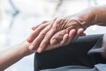 Invalidità civile ultrasessantacinquenni: quali diritti e che cosa può fare sua moglie La formula che è stata indicata nel suo verbale – «Invalido ultrasessantacinquenne con difficoltà persistenti a svolgere le funzioni e i compiti propri della sua età (L. 509/88 – L. 124/88) medio-grave 67%-99%» – si riferisce a una forma di invalidità civile per ultrasessantacinquenni, in una fascia compresa tra il 67% e il 99%. Da sola, però, non basta a determinare tutti i benefici spettanti: molto dipende dal punteggio effettivo, da eventuali ulteriori diciture (ad esempio indennità di accompagnamento) e dalla sua situazione reddituale. Diritti economici e sanitari collegati alla percentuale di invalidità Con un’invalidità civile riconosciuta tra il 67% e il 99% e un’età superiore a 65 anni, i principali diritti potenzialmente collegati sono: esenzione dal ticket sanitario per alcune prestazioni, in base ai codici indicati nel verbale e alle regole regionali; accesso a agevolazioni fiscali per spese mediche, ausili, presidi sanitari e, in alcuni casi, per l’acquisto di veicoli adattati o utilizzati per la sua mobilità; eventuali contributi o servizi sociali del Comune (assistenza domiciliare, sostegno alla non autosufficienza, accesso agevolato a strutture, ecc.), che dipendono dai regolamenti locali e dall’ISEE; se nel verbale è stata riconosciuta anche la non autosufficienza (ovvero l’impossibilità a deambulare senza aiuto o a compiere gli atti quotidiani della vita), può spettare l’indennità di accompagnamento, che non è legata al reddito ma solo alla gravità della condizione. Per quanto riguarda le provvidenze economiche tipiche degli invalidi civili (come pensioni o assegni legati alla percentuale), oltre una certa età queste si intrecciano con l’assegno sociale e con altre prestazioni assistenziali. È quindi necessario verificare: la percentuale esatta riportata nel verbale (non solo l’intervallo 67%–99%); se sono indicati riferimenti a indennità di accompagnamento o ad altre prestazioni specifiche; la sua situazione reddituale, personale e familiare. Per avere un quadro completo dei diritti economici, le suggerisco di far visionare il verbale INPS a un patronato o a un consulente di fiducia, che potrà verificare in concreto quali prestazioni siano attivabili nel suo caso. Permessi retribuiti per sua moglie: quando spettano I permessi retribuiti per assistere un familiare disabile sono previsti dalla Legge 104/1992, ma si applicano solo a condizioni ben precise: è necessario che lei sia stato riconosciuto portatore di handicap in situazione di gravità ai sensi dell’articolo 3, comma 3, della Legge 104/1992; il verbale deve riportare in modo chiaro tale dicitura (non basta il solo riferimento all’invalidità civile 67%-99% o alle leggi 509/88 – 124/88); sua moglie deve essere lavoratrice dipendente (pubblica o privata), non autonoma né parasubordinata; non devono esserci altri familiari che già usufruiscono dei permessi per assisterla, salvo i casi specifici previsti dalla normativa. Se queste condizioni sono soddisfatte, sua moglie può chiedere: 3 giorni di permesso retribuito al mese, coperti da contribuzione figurativa; eventualmente, in presenza dei requisiti di legge, anche il congedo straordinario retribuito fino a 2 anni nell’arco della vita lavorativa, sempre per assisterla. Se invece nel verbale non viene espressamente indicato il riconoscimento di handicap grave ex art. 3, comma 3, L. 104/1992, sua moglie non può ottenere i permessi retribuiti sulla base della sola invalidità civile 67%-99%. Che cosa le consiglio di fare concretamente Per capire con precisione quali diritti le spettano e se sua moglie possa chiedere permessi retribuiti, le suggerisco di: rileggere con attenzione il verbale INPS verificando se, oltre alla formula sull’invalidità, è presente il riferimento alla Legge 104/1992, art. 3, comma 3; portare copia del verbale a un patronato o a un CAF specializzato in materia previdenziale, per una verifica puntuale delle prestazioni economiche e assistenziali attivabili; se nel verbale non compare la dicitura relativa all’handicap grave, valutare, insieme al patronato o al medico di famiglia, se sussistano i presupposti per richiedere l’accertamento ai fini della Legge 104/92. In sintesi, la sua invalidità nella fascia 67%-99% apre la strada a diversi diritti sanitari, fiscali e, in alcuni casi, economici. I permessi retribuiti per sua moglie, però, dipendono esclusivamente dal riconoscimento di handicap grave ai sensi della Legge 104/1992 e dalla sua posizione lavorativa come dipendente.